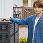 エアコンカバーに手を当てる男性