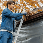 屋根清掃する男性