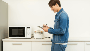 レンジの前に立つ男性