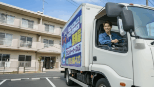 団地前に停まるトラック