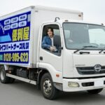 トラックにのる男性