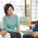 男性がタブレットを持って説明している