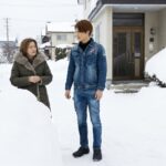 除雪に困る女性